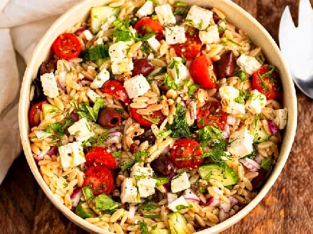 Гръцка салата с паста орзо, чери домати, маслини, сирене фета и дресинг с лимон и риган - снимка на рецептата